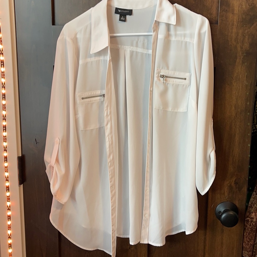 WHITE BUTTON UP